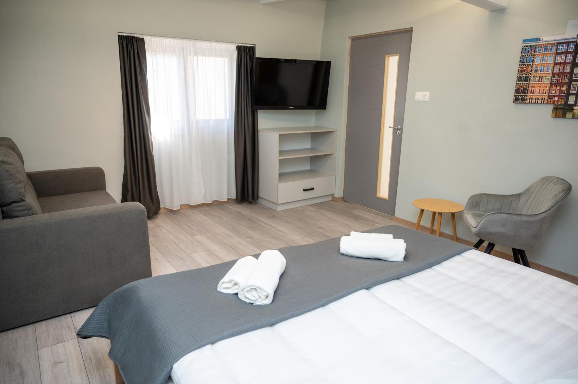 Tuenderkert Apartman Gyula Luaran gambar